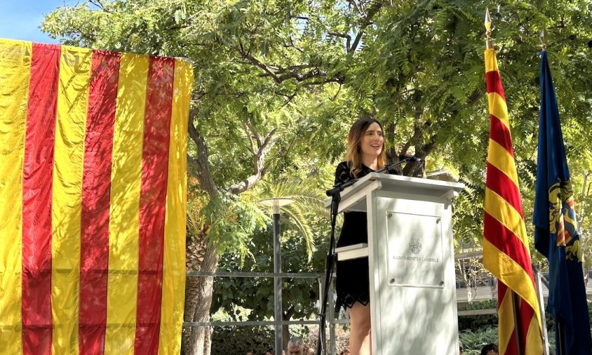 Sandra Guaita durant el seu parlament en l'acte de la Diada al Parc del Pescador