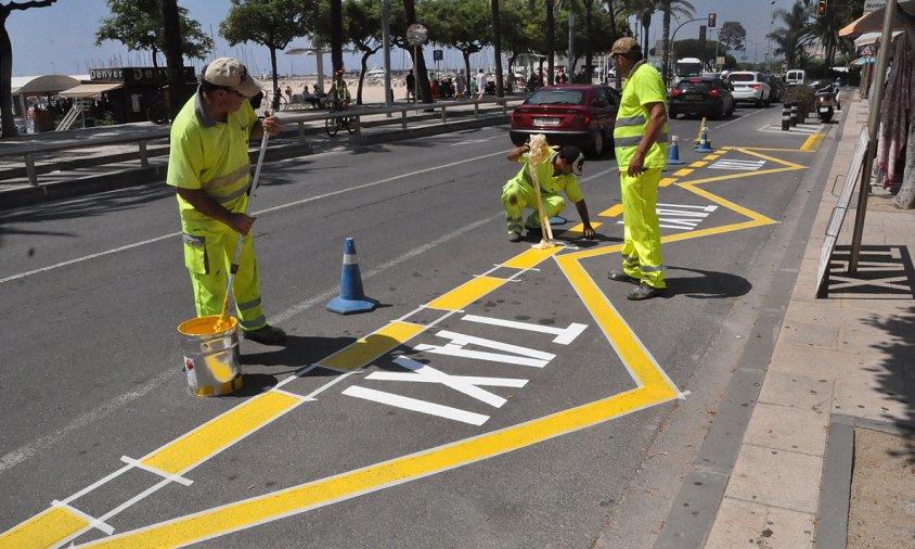 Uns operaris repintaven, ahir, els senyals del terra de la parada de taxis de l'avinguda de la Diputació