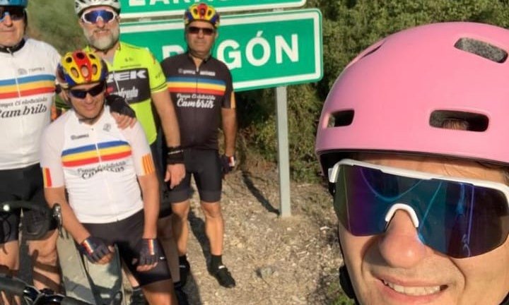 Els cinc ciclistes de la Penya en una aturada de la ruta pel Matarranya