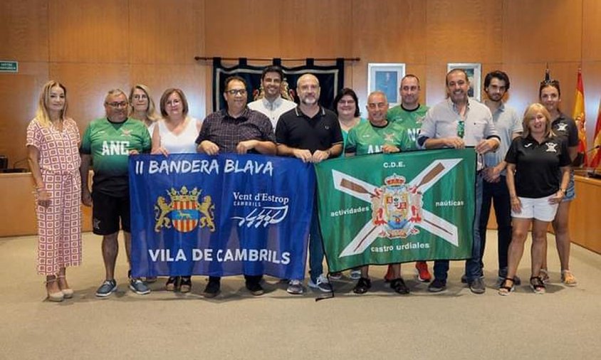 Representants dels dos clubs amb les autoritats locals