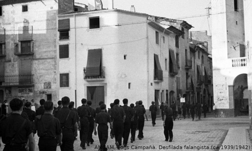 Imatge històrica d'una desfilada falangista entre l'any 1939 i 1942 a la plaça Marquès de Marianao