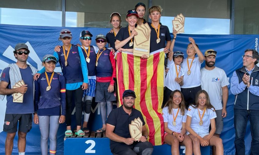 Els membres del de l'equip de la Federació Catalana de Vela al primer calaix del podi