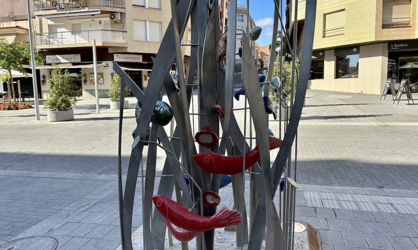 Imatge actual de l'escultura, sense el peix, que estava situat a la part esquerra