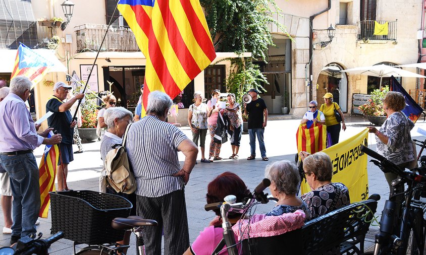 Un moment de la concentració de les Àvies i Avis per la Independència, ahir. a la plaça de la Vila