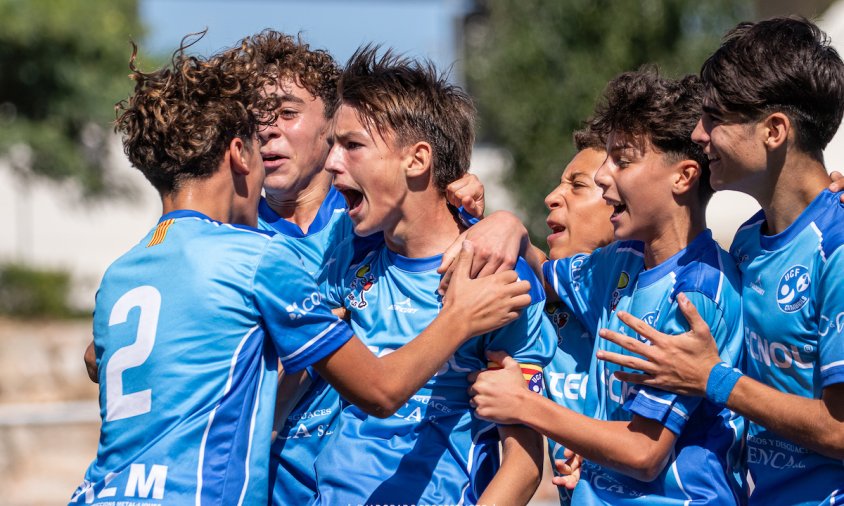 Imatge d'un dels partits del futbol base del Cambrils Unió aquest cap de setmana