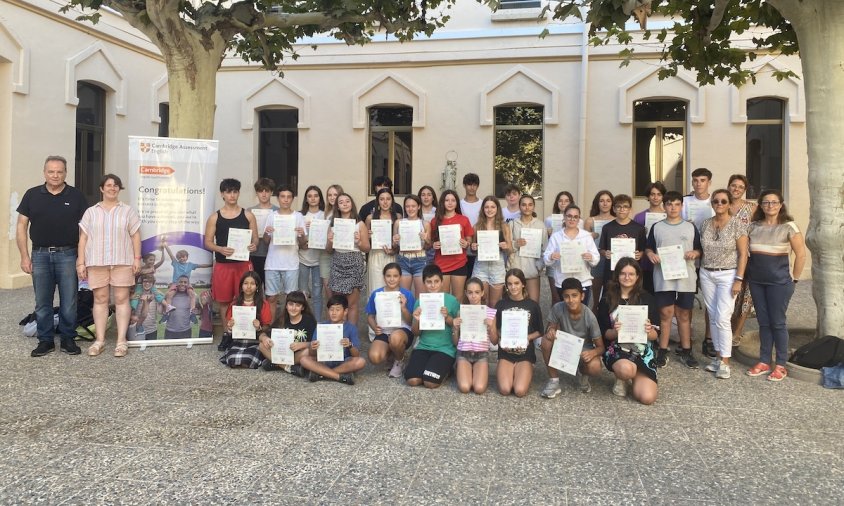 Imatge dels alumnes del Col·legi Cardenal Vidal i Barraquer amb els seus diplomes