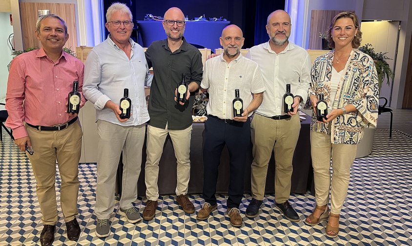 Fernando Sarasa, Pau Serra, Antonio García, Àngel Pérez, Alfredo Clúa i Amèlia Rico, la representació cambrilenca a la presentació dels productes Aproppòsit