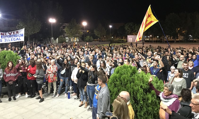 Concentració a la plaça de l'Ajuntament, el vespre de l'1 d'Octubre de 2017, després del referèndum