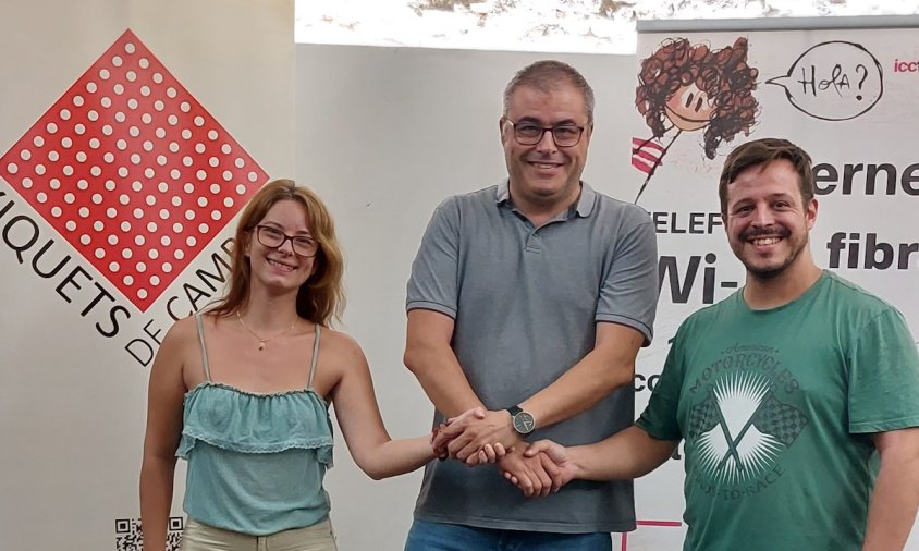 La presidenta i cap de colla dels Xiquets de Cambrils i el CEO de ICC Telecom van firmar ahir l'acord de col·laboració