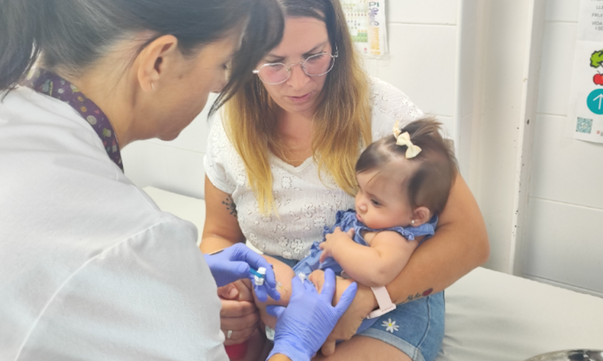 Un dels primers nadons immunitzats contra la bronquiolitis al Camp de Tarragona