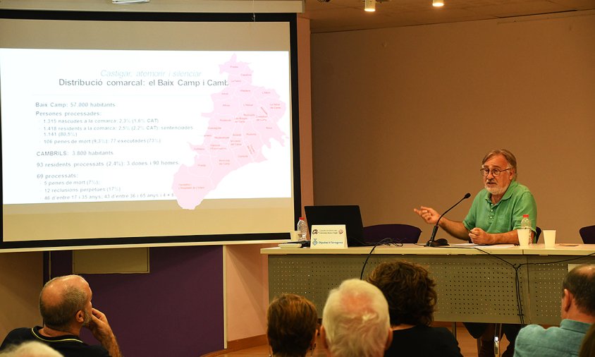 El professor d'Història Contemporània de al URV, Ramon Arnabat, ahir, en un moment de la conferència