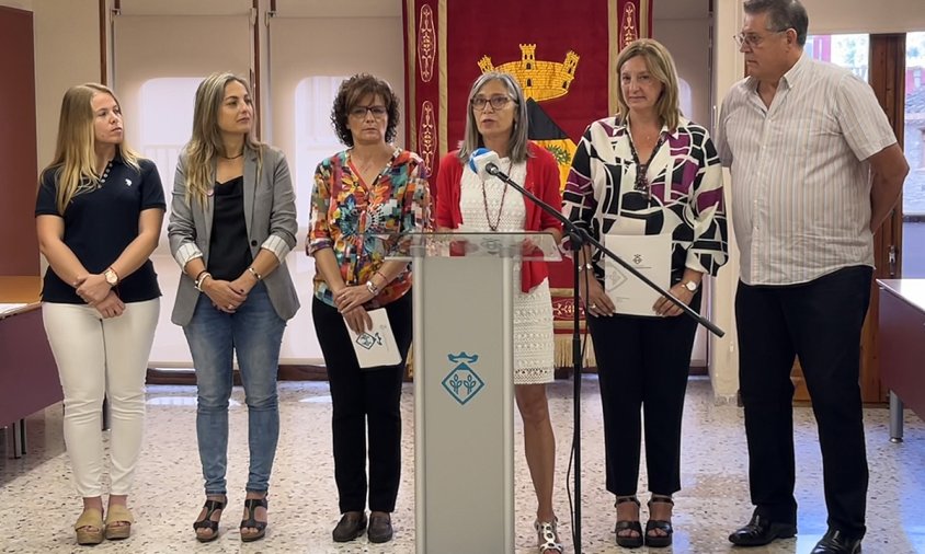 L'alcaldessa, acompanyada per regidors i regidores del govern municipal de Vandellòs - l'Hospitalet de l'Infant, ahir en el balanç dels 100 primers dies de mandat