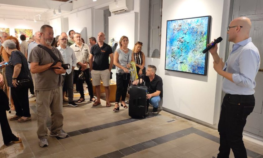 David Callau explicant les seves obres inspirades en la posidònia a la inauguració de l'exposició