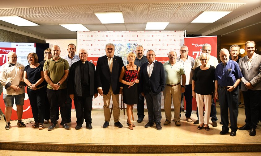 Foto de grup al finalitzar l'acte de la Cambra de Comerç de Reus, ahir al vespre