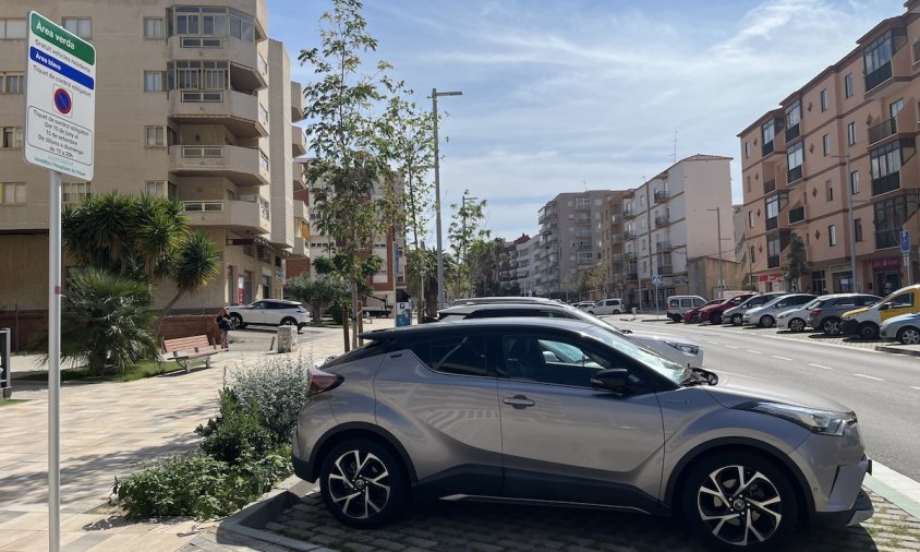 Imatge d'una zona d'aparcament regulat a l'Hospitalet de l'Infant