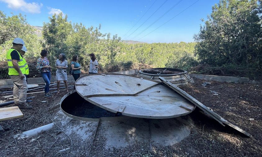 Imatge de la visita d'obres de l'alcaldessa, Assumpció Castellví; la regidora de Medi Ambient, Laura Olmo; i la gerent de Comaigua, Tiphaine Anderbouhr.