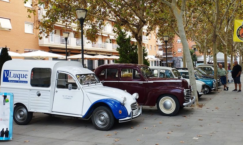 Els vehicles estan exposays a la plaça de mossèn Batalla