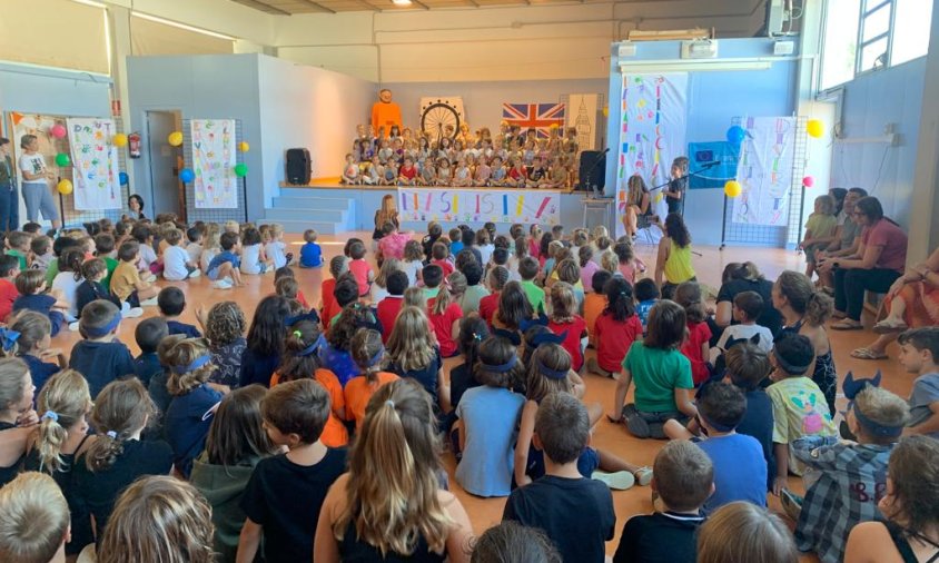 Alumnes de l'escola Guillem Fortuny durant la representació d'una de les obres de teatre