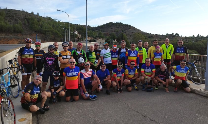 Membres de la Penya Cicloturista en la seva arribada al pantà de Riudecanyes