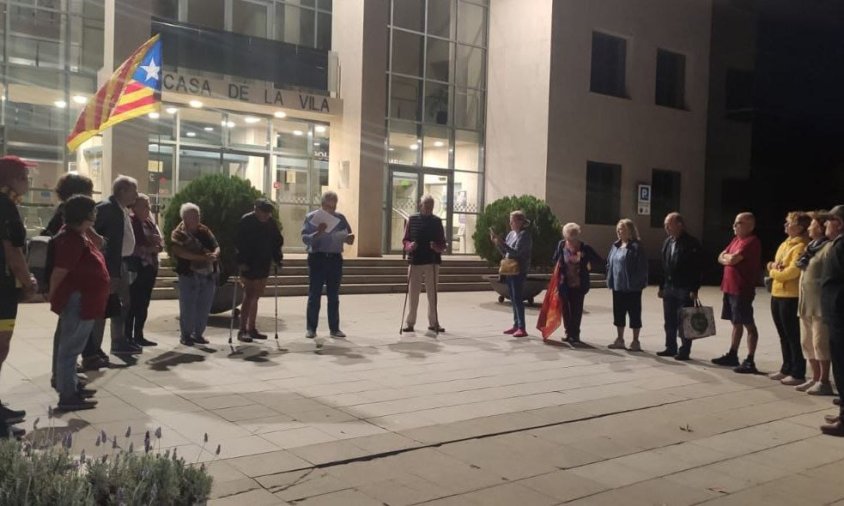 Un moment de la concentració a la plaça de l'Ajuntament