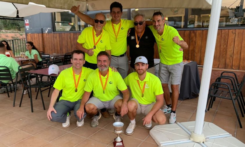 El Camping Creixell Cambrils celebrant la seva victòria a la Copa Catalunya de 2a categoria