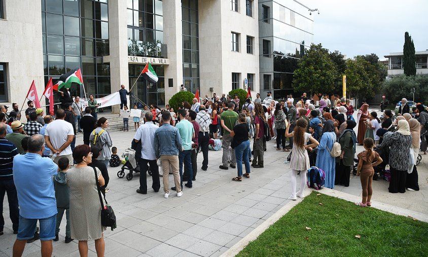 La concentració es va fer a les portes de l'Ajuntament