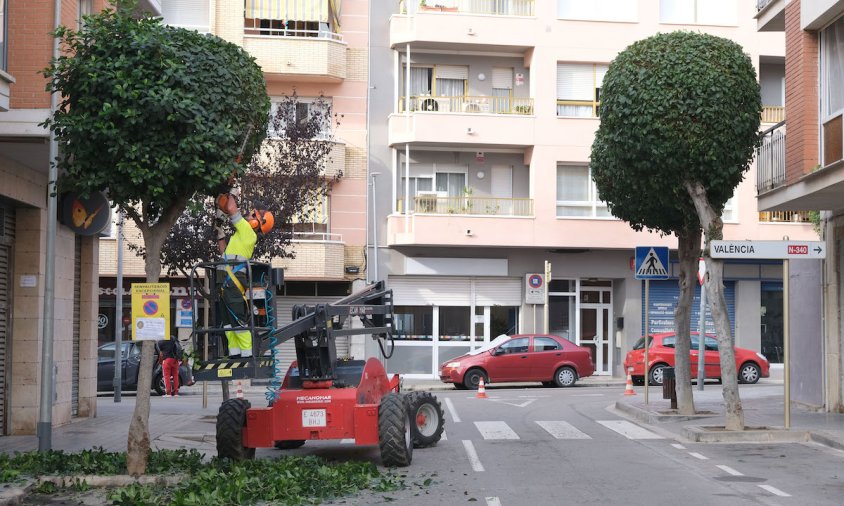 Es col·locaran els cartells de prohibició d'aparcament amb un mínim de 48 hores d'antelació