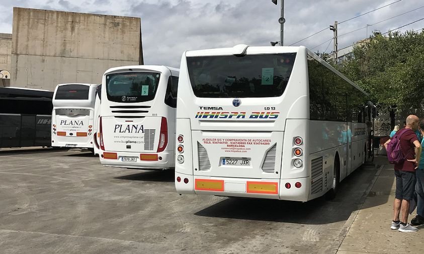 Vehicles a l'estació d'autobusos de Cambrils