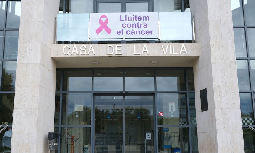 Crespó rosa a la façana de l'Ajuntament de Cambrils