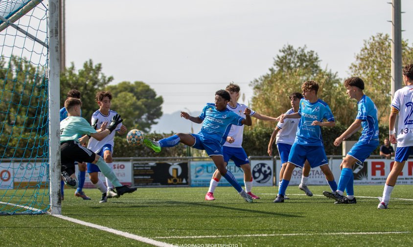 Imatge d'un dels partits del futbol base del Cambrils Unió aquest cap de setmana