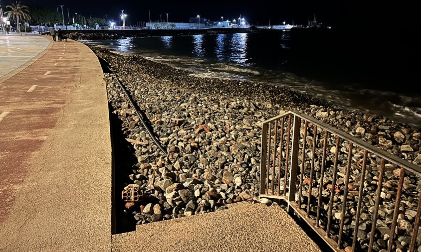 La platja de la desembocadura de la riera d'Alforja, ahir al vespre, convertida en un pedregar