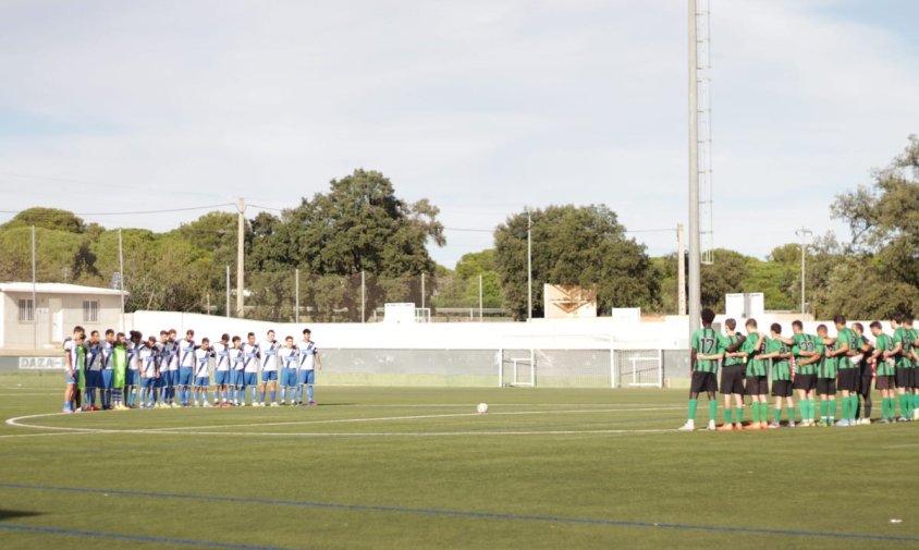 Minut de silenci dels dos equips abans de l'inici del partit en memòria de Lluís Crusells