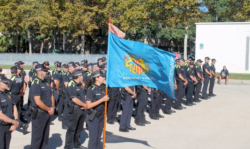 La Policia Local es va quadrar davant les autoritats a la plaça de l'Ajuntament