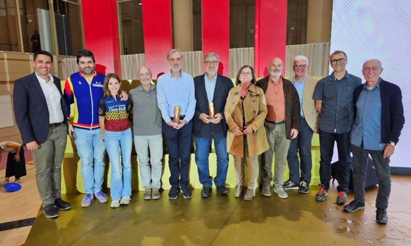 Autoritats amb membres de la Penya Cicloturista i el Motor Club de Cambrils