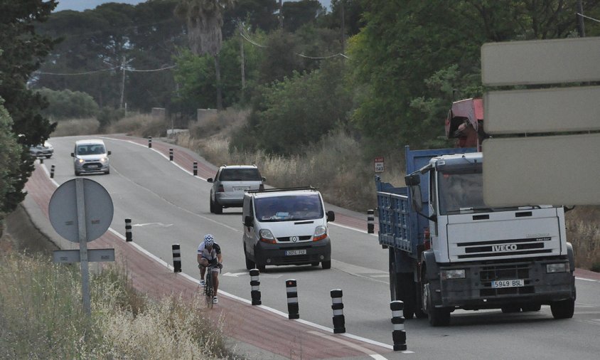 Imatge del carril bici que es va senyalització a un tram de l'antiga N-340, al terme cambrilenc