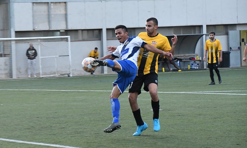 El jugador del FC Cambrils Juan Carlos en el moment de fer el xut que va suposar el gol de l'empat davant el Porrera, aquest passat dissabte a la tarda