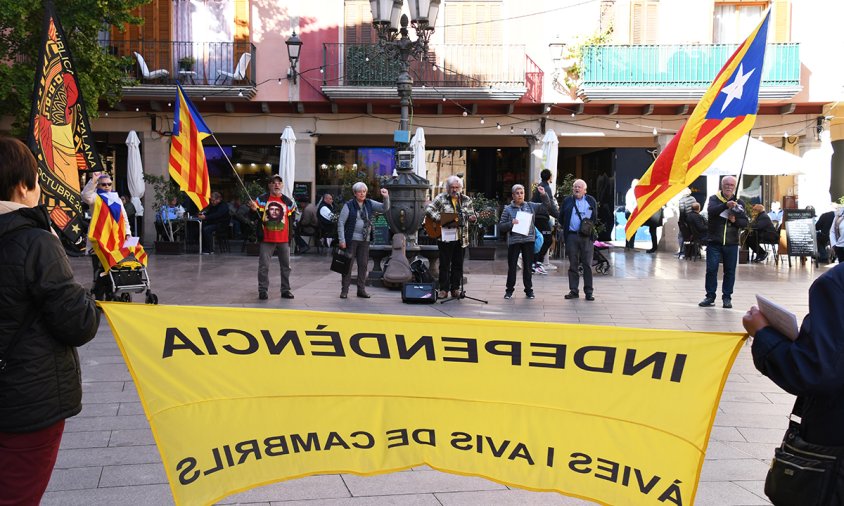 Un moment de la concentració d'ahir a la plaça de la Vila amb el cantant Xavier Marcos com a protagonista