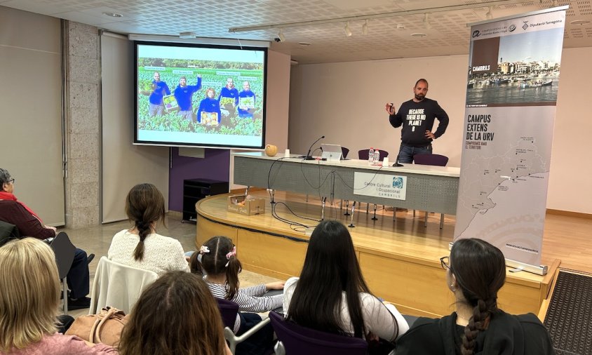 Ernest Mas Barrabeig durant la seva conferència al Centre Cultural