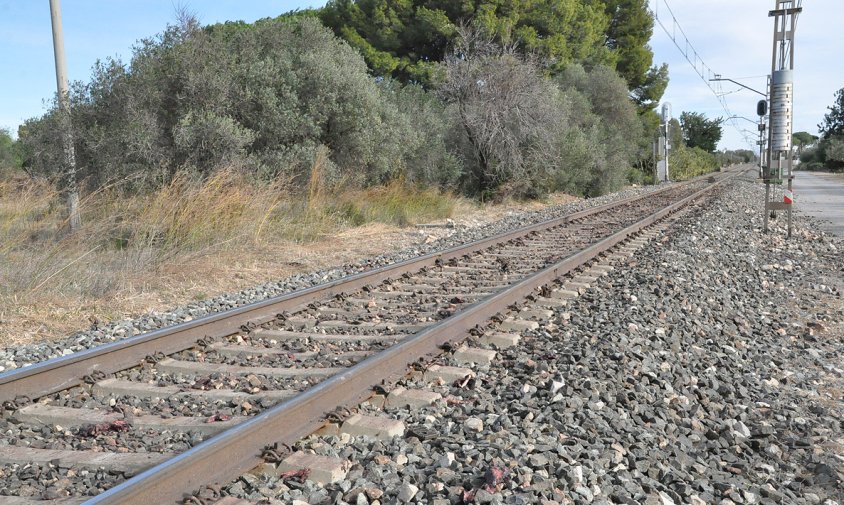 Aspecte d\'un tram de l\'actual traçat de la via fèrria al seu pas pel terme de Mont-roig del Camp