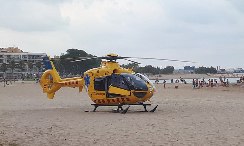 Un helicòpter medicalitzat va aterrar, ahir al vespre, a la platja de la Llosa