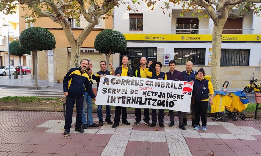 Treballadors i treballadores de l'oficina de Correus de Cambrils protestant devant les instal·lacions