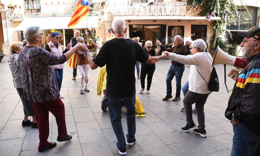 La ballada d'una sardana va encetar la concentració setmanal d'aquest dimecres passat