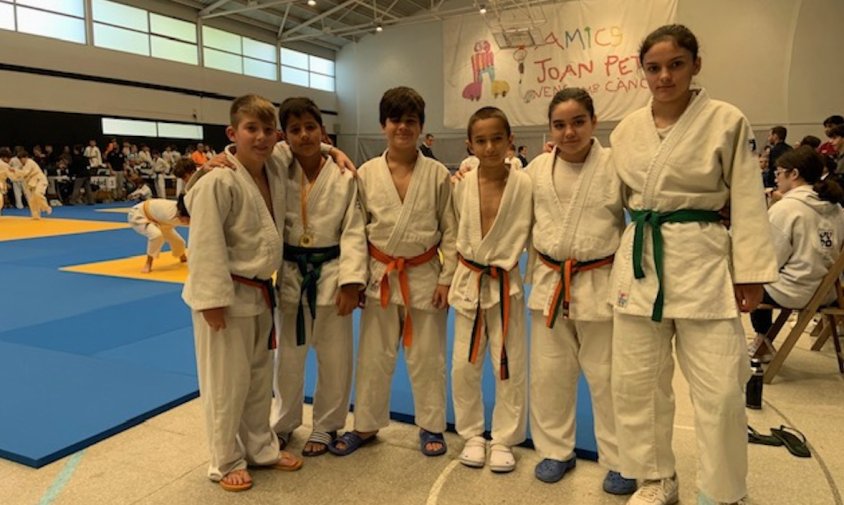 Els sis judokes del club cambrilenc que van participar en aquesta competició