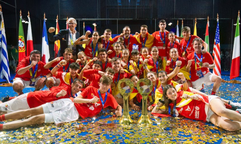 Hugo Estébanez amb l'equip espanyol celebrant el mundial aconseguit