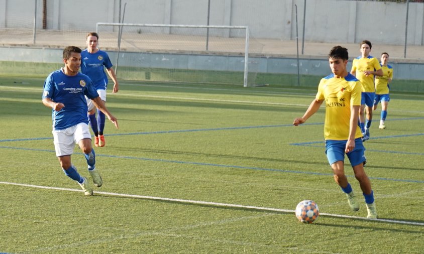 Imatge del partit entre el FC Cambrils i el Vila-seca B