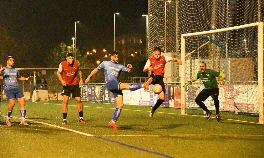 El Cambrils Unió va perdre a casa davant l'Ampolla, aquest passat dissabte al vespre, en el partit disputat a l'estadi municipal de futbol