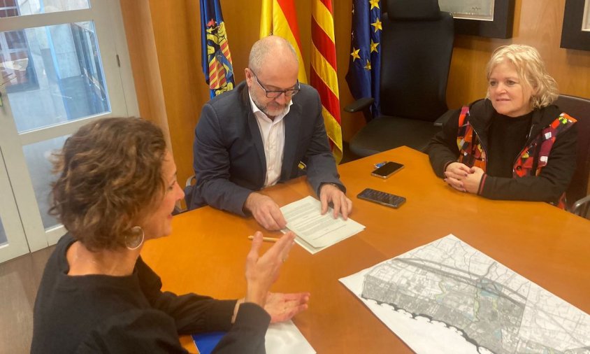 Moment de la signatura del conveni entre Clúa, Recasens i Anderbouhr