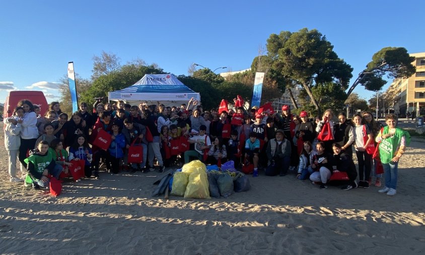 Alumnes del Col·legi Cardenal Vidal i Barraquer que han participat en aquesta acció a la platja