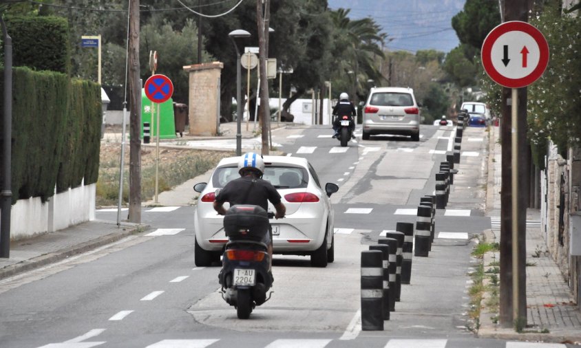 El carrer Orquídies és un dels més llargs de Cambrils i alhora un dels que es troba en pitjor estat