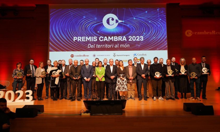 Fotografia dels premiats juntament amb les autoritats